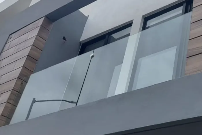 Barandal de cristal en un balcón, trabajo de un proveedor de vidrio y aluminio