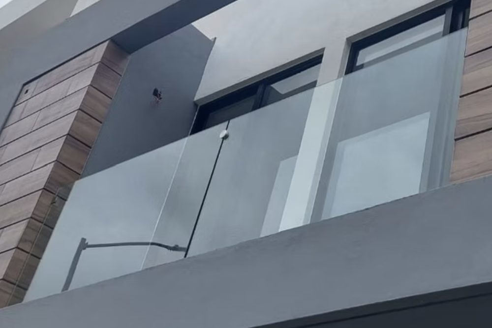 Barandal de cristal y fachada con vidrio y aluminio en Zapopan