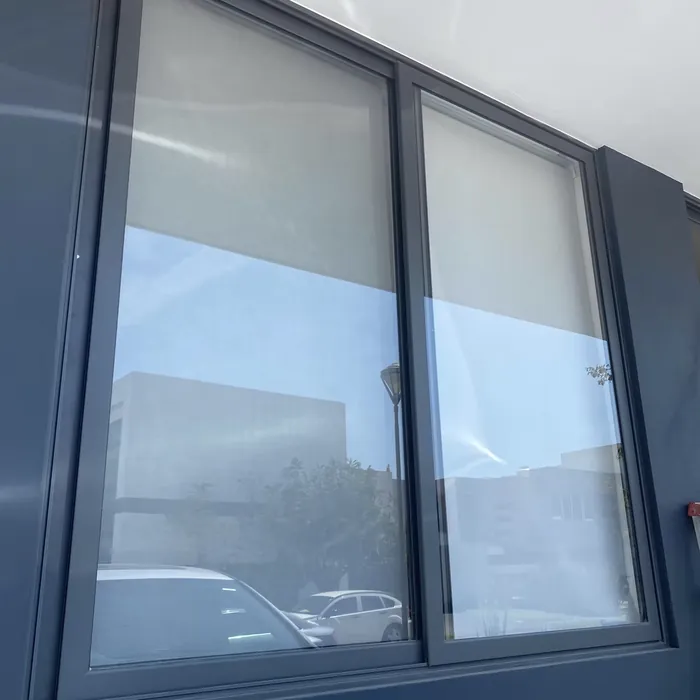 Ventana corrediza de aluminio negro, un trabajo de carpintería de aluminio